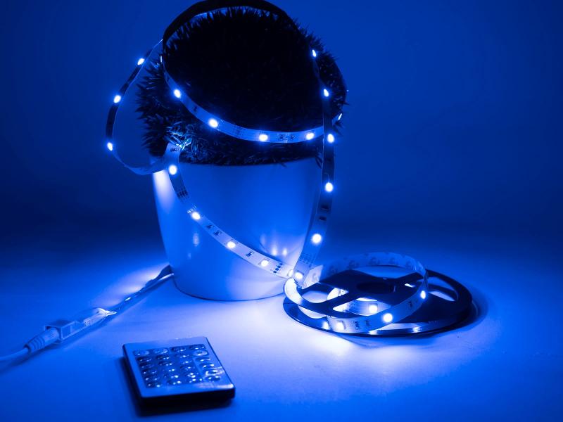 LED szalag szett beltéri: 3 méter RGB 5050-30 szalag - távirányítóval, vezérelhető + tápegység