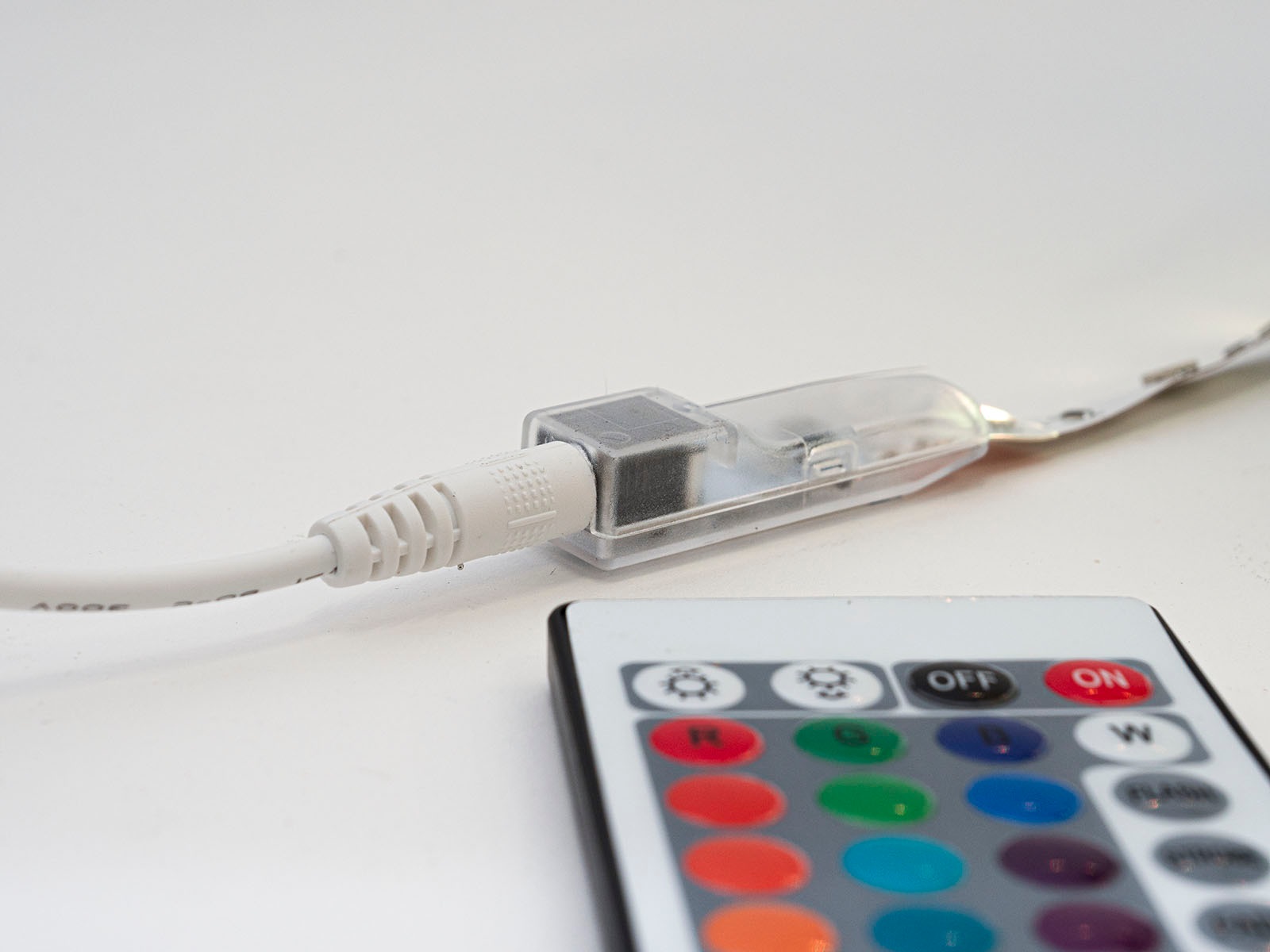 LED szalag szett beltéri: 3 méter RGB 5050-30 szalag - távirányítóval, vezérelhető + tápegység
