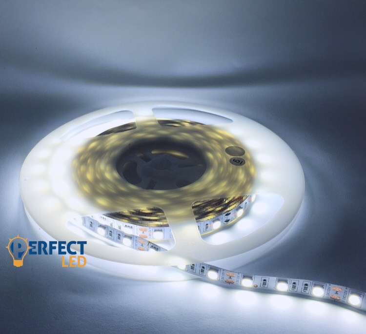 2m-es hideg fehér erős 11W/m konnektoros LED szalag szett